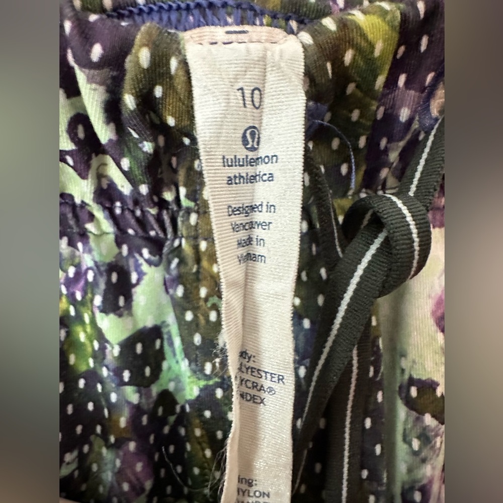 Lululemon Jet Crop *Luxtreme Floral Sport White Multi Pants Women’s 10 - Picture 11 of 11
